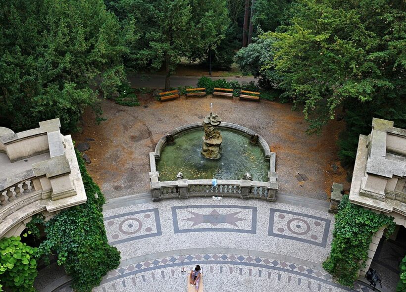 Historická Grotta v Havlíčkových sadech patří k nejnavštěvovanějším místům Grébovky. Během DERMACOL LOVE DAY se její okolí promění v jednu z hlavních zón prvomájové slavnosti.