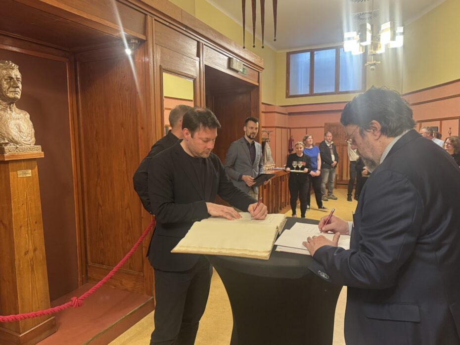 Společenské setkání v prostorách Ústřední knihovny v Praze u příležitosti znovuotevření Divadla Říše loutek po rekonstrukci.