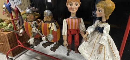 Tradiční marionety z Divadla Říše loutek, které patří k nejstarším loutkovým souborům v Praze. Po rozsáhlé rekonstrukci se divadlo znovu otevírá veřejnosti.