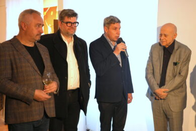 Vernisáž zahájil starosta  Prahy 5 Lukáš Herold (s mikrofonem), exministr Jiří Pospíšil a radní Prahy 5 Lubomír Brož (vlevo).