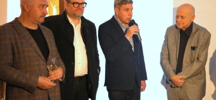 Vernisáž zahájil starosta  Prahy 5 Lukáš Herold (s mikrofonem), exministr Jiří Pospíšil a radní Prahy 5 Lubomír Brož (vlevo).