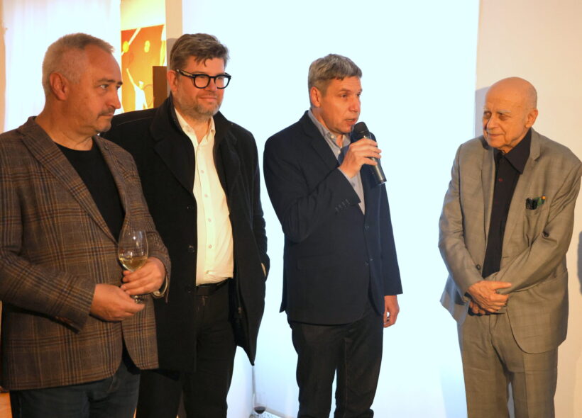 Vernisáž zahájil starosta  Prahy 5 Lukáš Herold (s mikrofonem), exministr Jiří Pospíšil a radní Prahy 5 Lubomír Brož (vlevo).