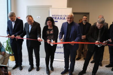 Představitelé radnice Prahy 5 otevřeli nové hlubočepské komunitní centrum.