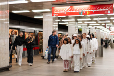 Z happeningové akce KRÁLOVNIČKY ve stanici metra Kačerov, kde se v roce 2024 odehrál rituál péče a sdílené imaginace. Výstava v Kobce 17 nyní tento efemérní zásah poprvé představuje v galerijním formátu.