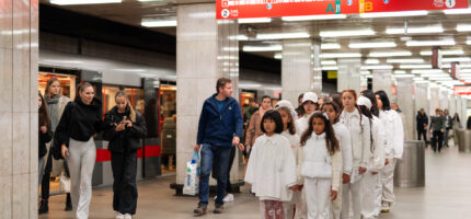 Z happeningové akce KRÁLOVNIČKY ve stanici metra Kačerov, kde se v roce 2024 odehrál rituál péče a sdílené imaginace. Výstava v Kobce 17 nyní tento efemérní zásah poprvé představuje v galerijním formátu.