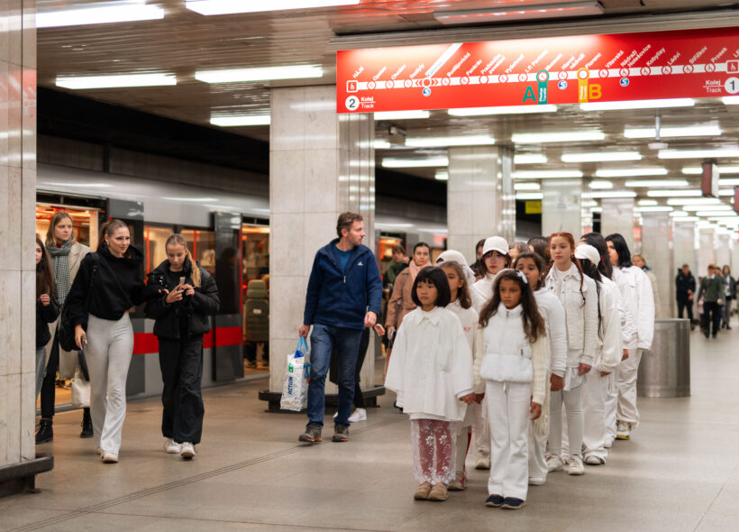 Z happeningové akce KRÁLOVNIČKY ve stanici metra Kačerov, kde se v roce 2024 odehrál rituál péče a sdílené imaginace. Výstava v Kobce 17 nyní tento efemérní zásah poprvé představuje v galerijním formátu.