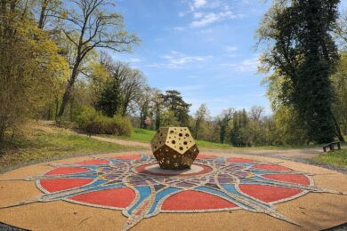 Královský labyrint v Loučeňském Labyrintáriu se zlatým mnohostěnem. Areál s dvanácti labyrinty je hlavním místem českých oslav Světového dne labyrintů.