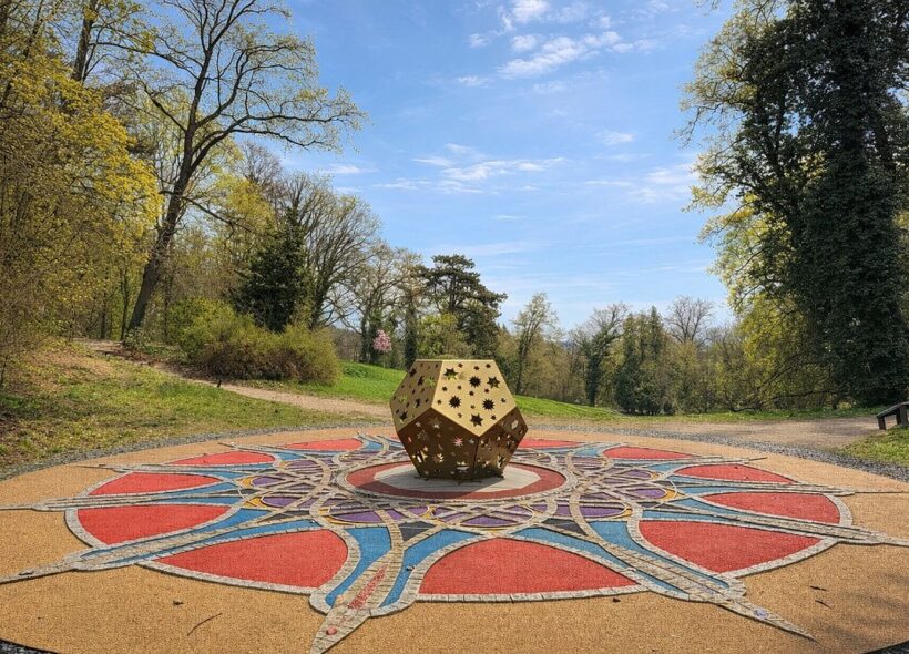 Královský labyrint v Loučeňském Labyrintáriu se zlatým mnohostěnem. Areál s dvanácti labyrinty je hlavním místem českých oslav Světového dne labyrintů.