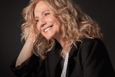 Lenka Filipová, čerstvá členka Síně slávy Cen Anděl 2025, představila po pěti letech nový singl Norský dřevo.