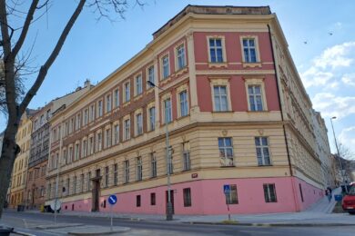 Už začátkem dubna odstartovaly úpravy v budově U Santošky 17, díky kterým se od začátku příštího školního roku vrátí do části objektu základní škola. Vznikne šest učeben, dva kabinety a obnoví se tělocvična. Plnohodnotná základní škola by se měla otevřít v září 2028.