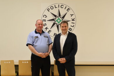 Novou policejní služebnu navštívil starosta Prahy 13 David Vodrážka.