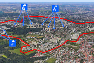 Mapa přehledně ukazuje oblast, kde se během plánované odstávky může projevit omezení dodávky pitné vody. Modré symboly označují místa, na která budou během výluky umístěny cisterny s náhradním zásobováním.