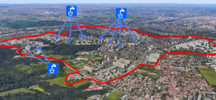 Mapa přehledně ukazuje oblast, kde se během plánované odstávky může projevit omezení dodávky pitné vody. Modré symboly označují místa, na která budou během výluky umístěny cisterny s náhradním zásobováním.