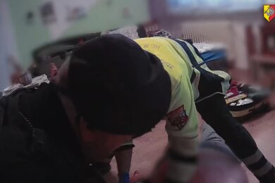 Policisté a záchranáři zasahují u sedmašedesátiletého muže, který utrpěl hlubokou řeznou ránu na hrudníku po pádu do skleněné výplně dveří. Díky rychlé první pomoci se podařilo masivní krvácení zastavit.