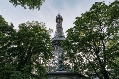 Petřínská rozhledna slaví 135 let. Ikonická pražská dominanta nabídne v květnu a červnu speciální program i zvýhodněné vstupné.