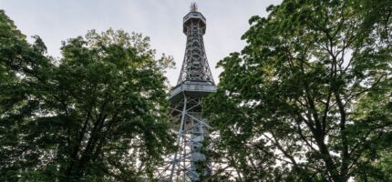 Petřínská rozhledna slaví 135 let. Ikonická pražská dominanta nabídne v květnu a červnu speciální program i zvýhodněné vstupné.