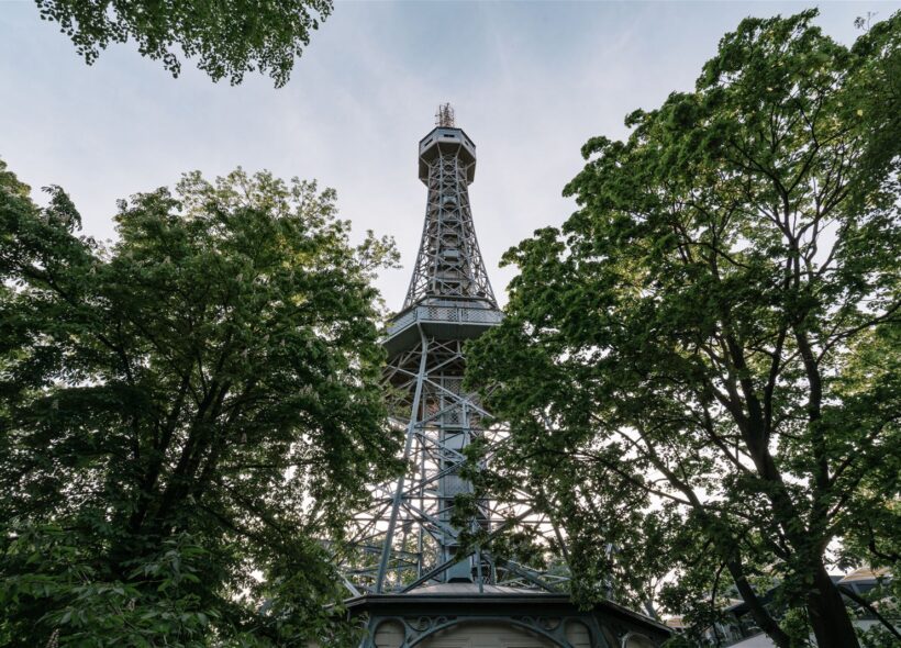 Petřínská rozhledna slaví 135 let. Ikonická pražská dominanta nabídne v květnu a červnu speciální program i zvýhodněné vstupné.
