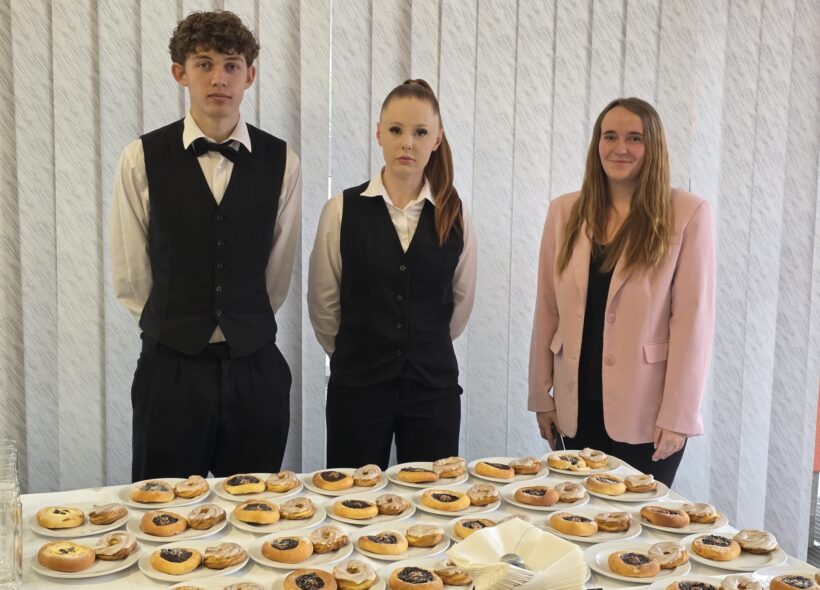 Pod vedením zkušených mistrů se o chutné občerstvení postarají studenti oboru kuchař - číšník. 