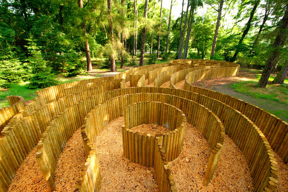 Palisádové bludiště je jedno z míst, kde si děti i rodiče na Loučeni užívají společné hledání cesty mezi dřevěnými kůly.