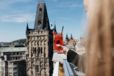 Dobrý drink a krásný výhled na centrum Prahy, to vše získáte na divadelní střeše.