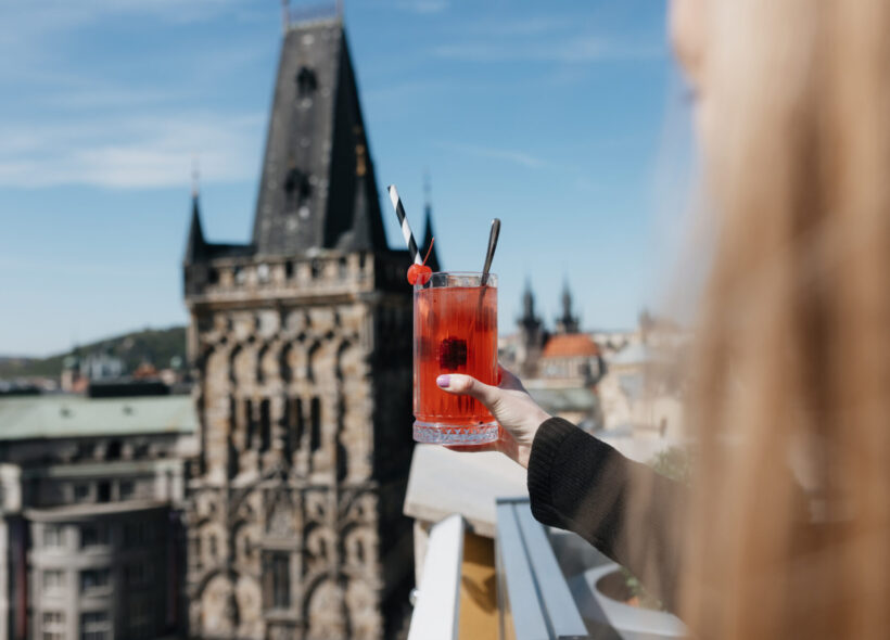 Dobrý drink a krásný výhled na centrum Prahy, to vše získáte na divadelní střeše.