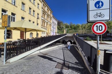 Vstup do Žižkovského tunelu nově označuje sníženou rychlost 10 km/h, kterou mají cyklisté dodržovat kvůli bezpečnosti chodců.