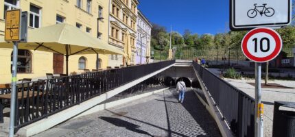 Vstup do Žižkovského tunelu nově označuje sníženou rychlost 10 km/h, kterou mají cyklisté dodržovat kvůli bezpečnosti chodců.