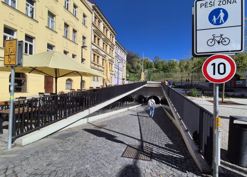 Vstup do Žižkovského tunelu nově označuje sníženou rychlost 10 km/h, kterou mají cyklisté dodržovat kvůli bezpečnosti chodců.