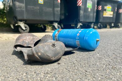 Velká tlaková láhev po výbuchu.