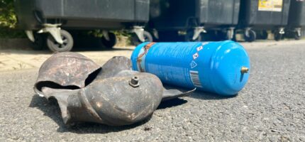 Velká tlaková láhev po výbuchu.