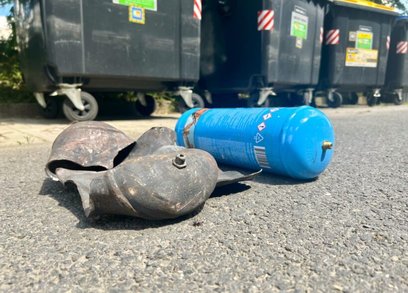 Velká tlaková láhev po výbuchu.