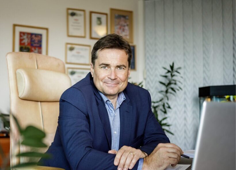 Starosta Prahy 13 David Vodrážka ve své kanceláři hovoří o rozšiřování kapacit mateřských škol a dlouhodobé podpoře rodin s malými dětmi v městské části.