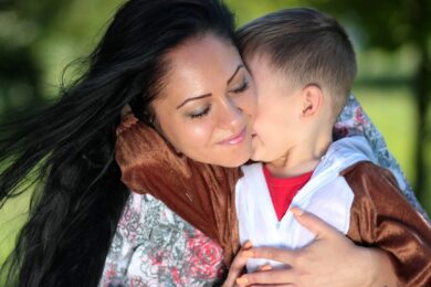 Pochod pro život připomíná podporu ženám a rodinám v náročných životních situacích. Symbolické gesto blízkosti a péče, které je tématem celého shromáždění.