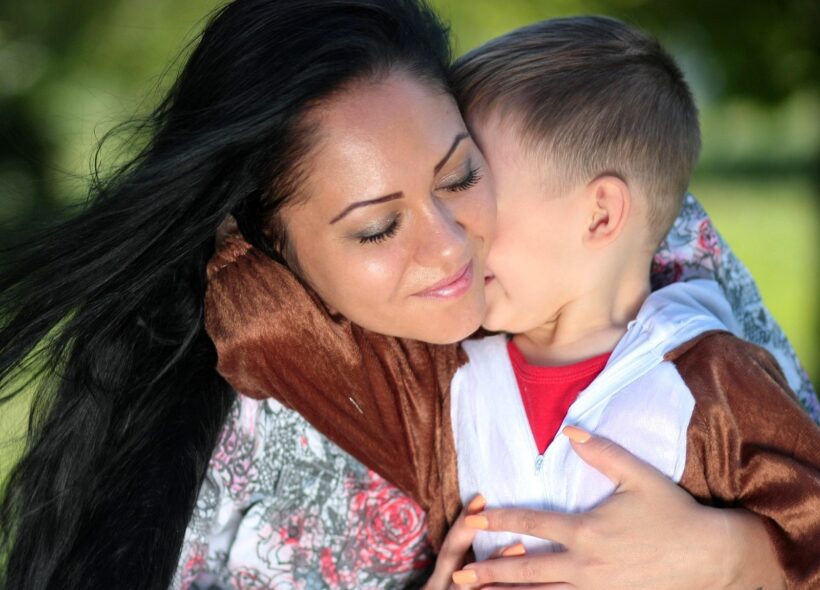 Pochod pro život připomíná podporu ženám a rodinám v náročných životních situacích. Symbolické gesto blízkosti a péče, které je tématem celého shromáždění.