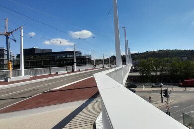 Dvorecký most propojuje Prahu 4 a 5. Nová stavba slouží tramvajím, cyklistům a pěším, automobilová doprava na ni vjíždět nesmí.