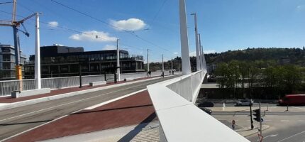 Dvorecký most propojuje Prahu 4 a 5. Nová stavba slouží tramvajím, cyklistům a pěším, automobilová doprava na ni vjíždět nesmí.