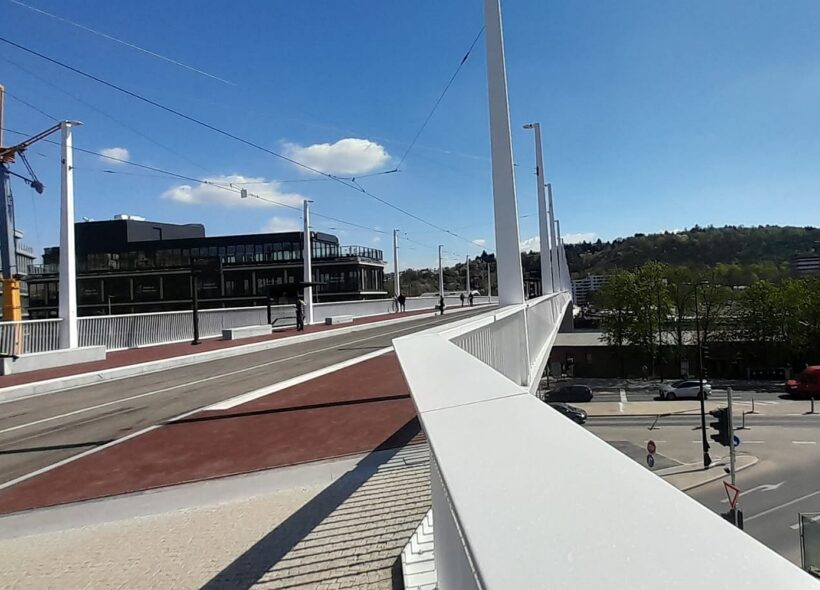 Dvorecký most propojuje Prahu 4 a 5. Nová stavba slouží tramvajím, cyklistům a pěším, automobilová doprava na ni vjíždět nesmí.