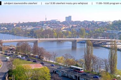 Záběr na Dvorecký most během dnešního slavnostního otevření. Kamera zachycuje provoz, okolní město i atmosféru programu u Vltavy.