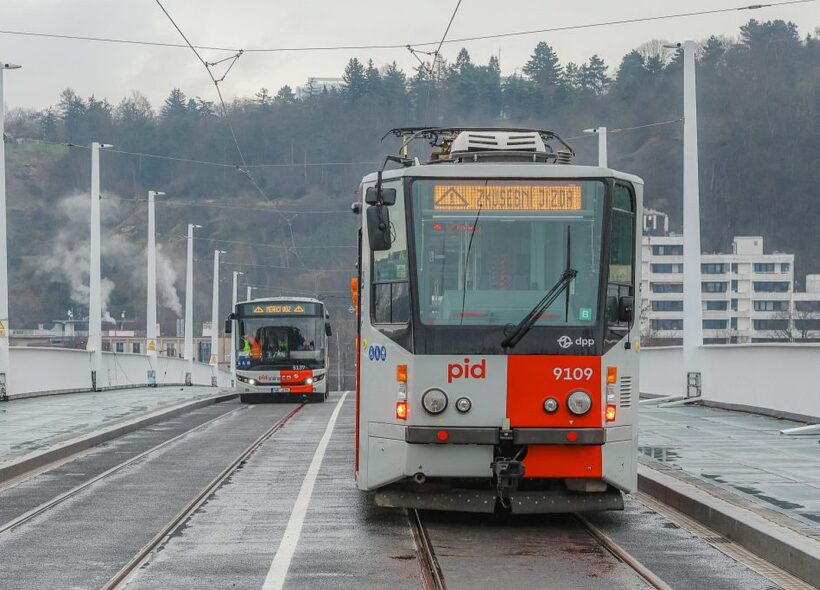 Tramvaj a autobus PID projíždějí po novém mostě v ranním provozu. Dvorecký most propojuje oba břehy Vltavy a stává se klíčovou tepnou pražské MHD.