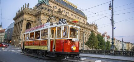 Historická tramvajová linka č. 42 je turistická linka obsluhovaná dobovými vozy.