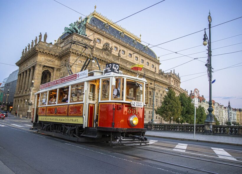 Historická tramvajová linka č. 42 je turistická linka obsluhovaná dobovými vozy.