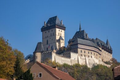 Karlštejn, jeden z nejnavštěvovanějších hradů v Česku, bude hlavním výchozím bodem nové turistické linky PID 878. Ta od 1. července propojí nejatraktivnější místa Českého krasu a nabídne pohodlné cestování bez auta.
