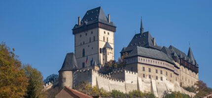 Karlštejn, jeden z nejnavštěvovanějších hradů v Česku, bude hlavním výchozím bodem nové turistické linky PID 878. Ta od 1. července propojí nejatraktivnější místa Českého krasu a nabídne pohodlné cestování bez auta.