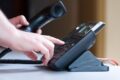Telefonní hovory byly hlavním nástrojem podvodníků. Právě přes nevyžádané výzvy k „charitě“ vylákali z tisíců lidí desítky milionů korun.