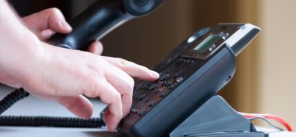 Telefonní hovory byly hlavním nástrojem podvodníků. Právě přes nevyžádané výzvy k „charitě“ vylákali z tisíců lidí desítky milionů korun.