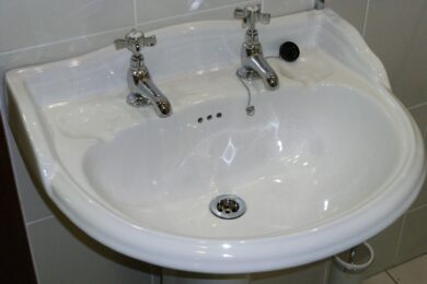 Výluka vody zasáhne několik pražských čtvrtí. Obyvatelé musí počítat s dočasným omezením dodávek a využít náhradní zásobování.