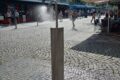 Mlžítko na pěší zóně pomáhá v horkých dnech ochladit kolemjdoucí. Podobná zařízení letos Praha 5 opět instaluje na frekventovaných místech.