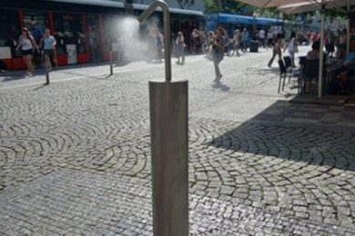 Mlžítko na pěší zóně pomáhá v horkých dnech ochladit kolemjdoucí. Podobná zařízení letos Praha 5 opět instaluje na frekventovaných místech.