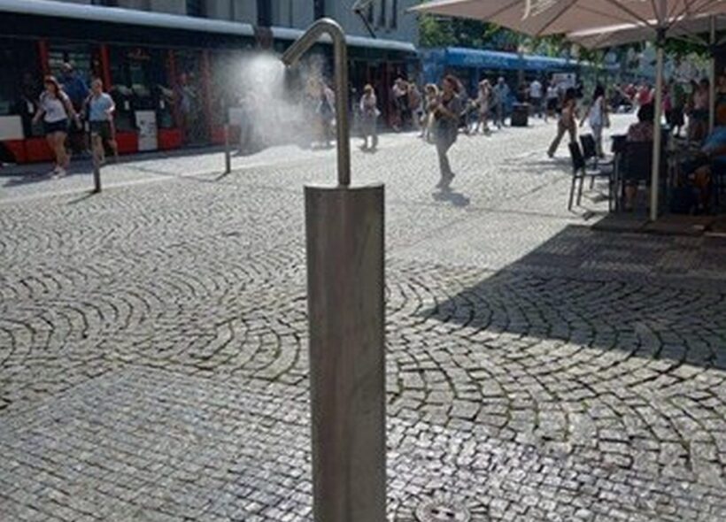 Mlžítko na pěší zóně pomáhá v horkých dnech ochladit kolemjdoucí. Podobná zařízení letos Praha 5 opět instaluje na frekventovaných místech.