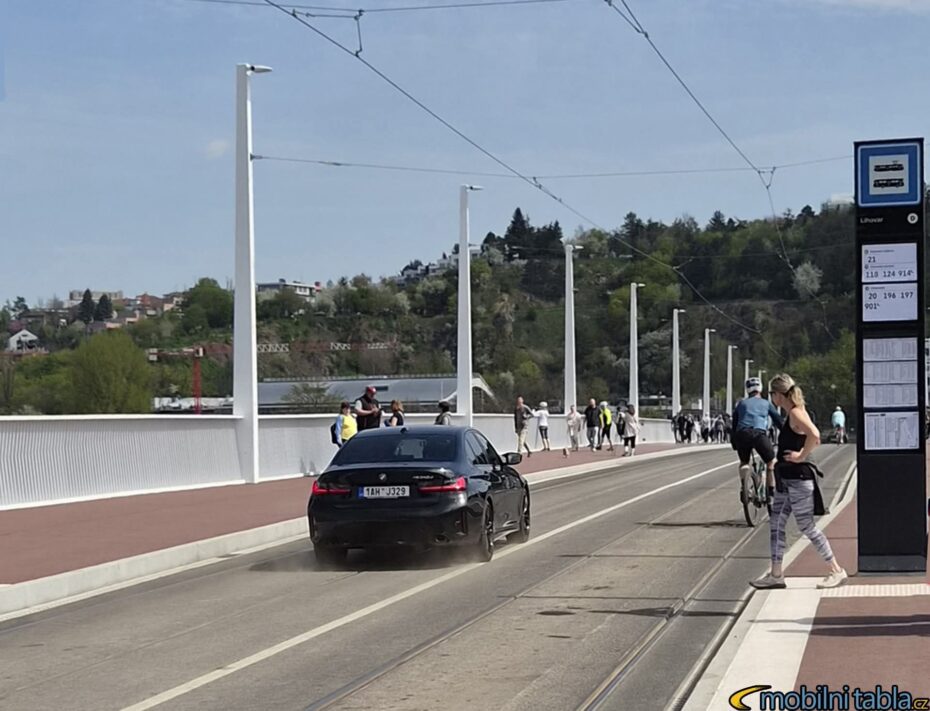 Někteří Pražané zákaz vjezdu na most nerespektují a řeší situaci po svém.